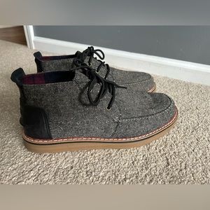 Men’s size 10 Toms textured chukka boots.